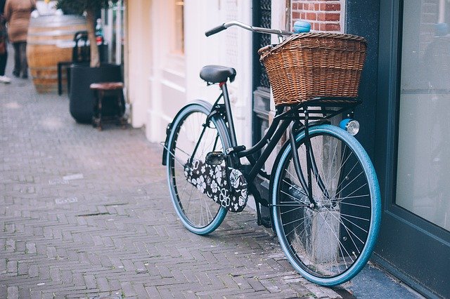 Guida sicura in bici: comportamenti da seguire